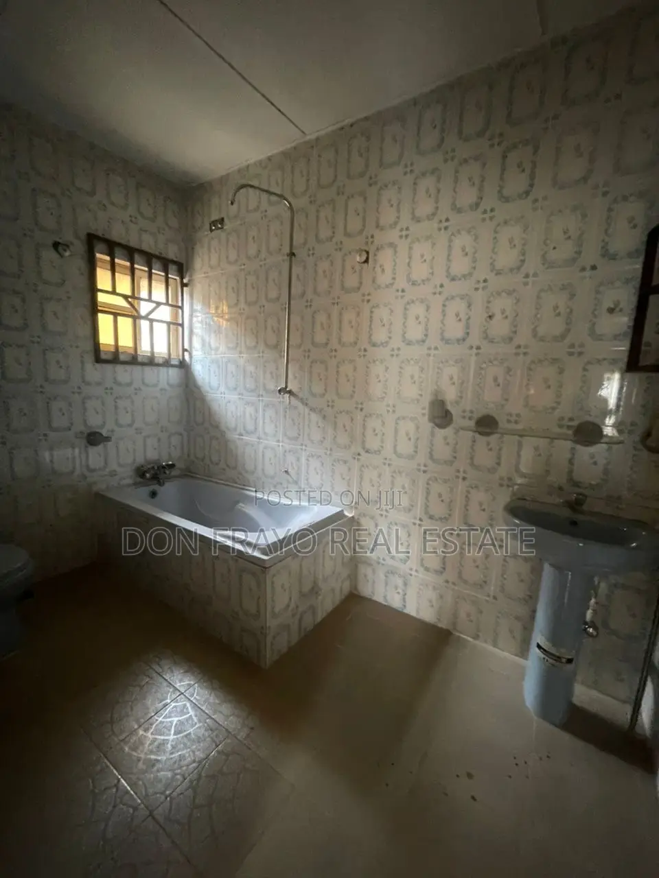 6bdrm Bungalow in Elewuro Estate, Akobo for sale