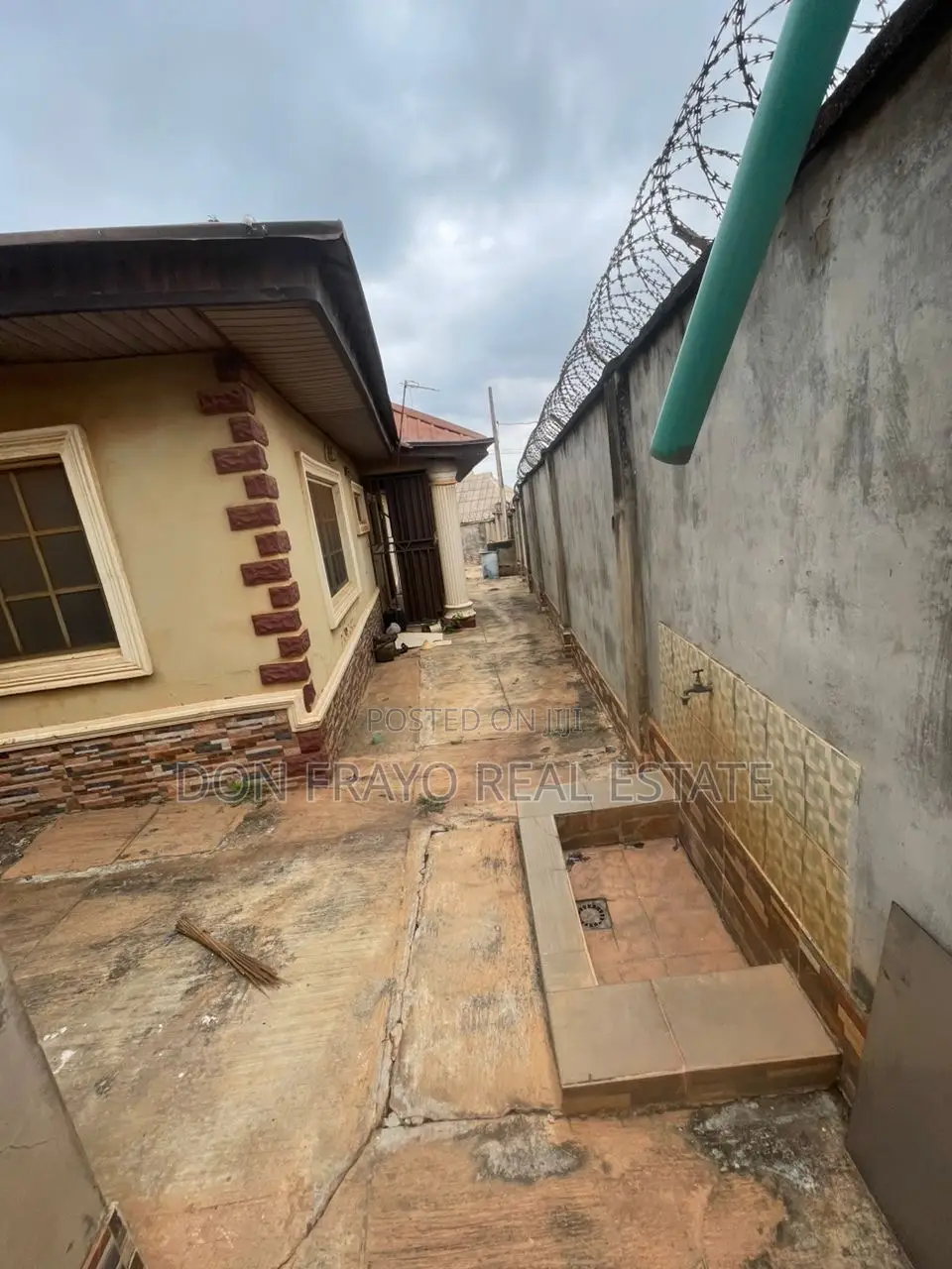 6bdrm Bungalow in Elewuro Estate, Akobo for sale