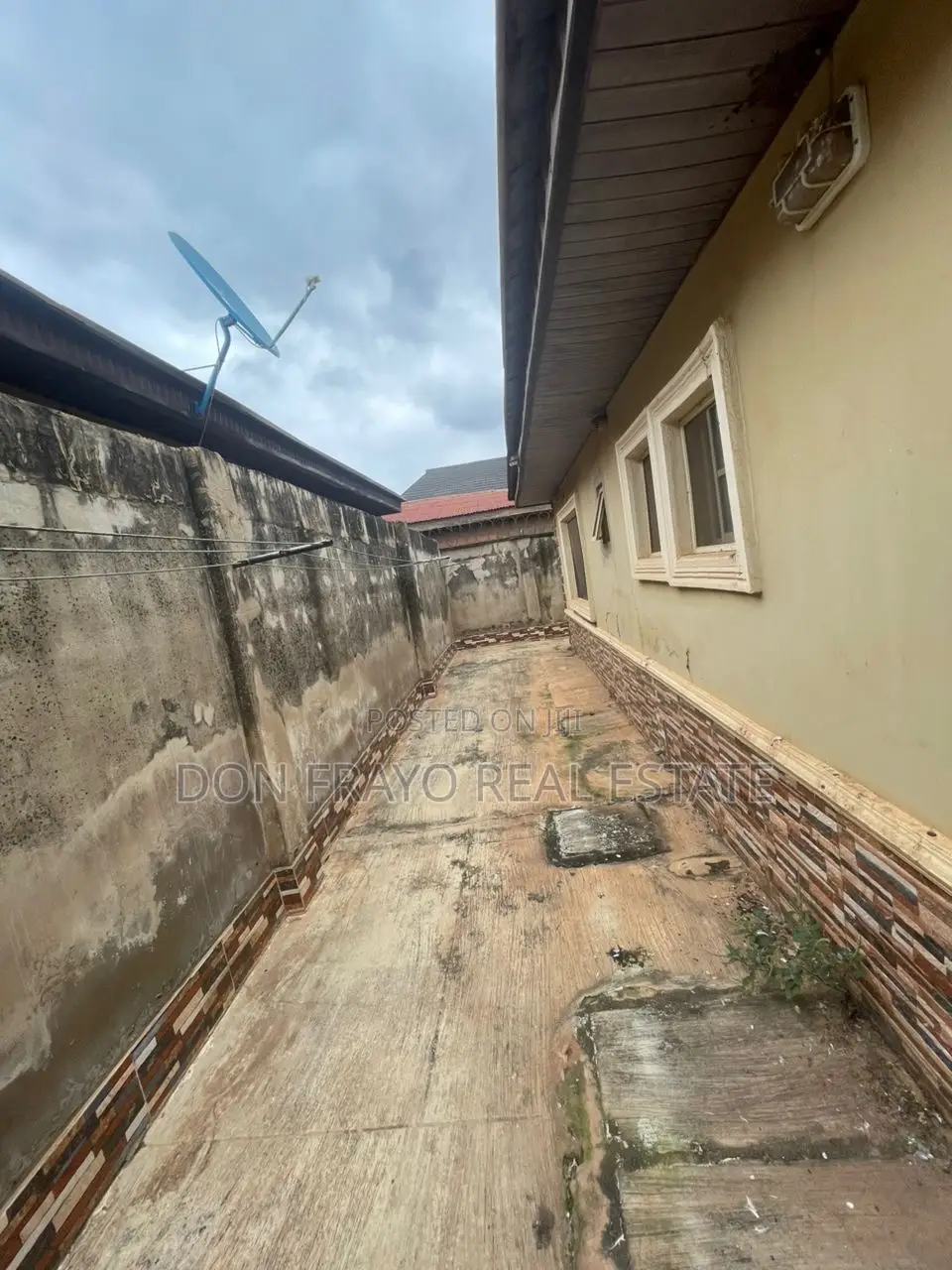 6bdrm Bungalow in Elewuro Estate, Akobo for sale