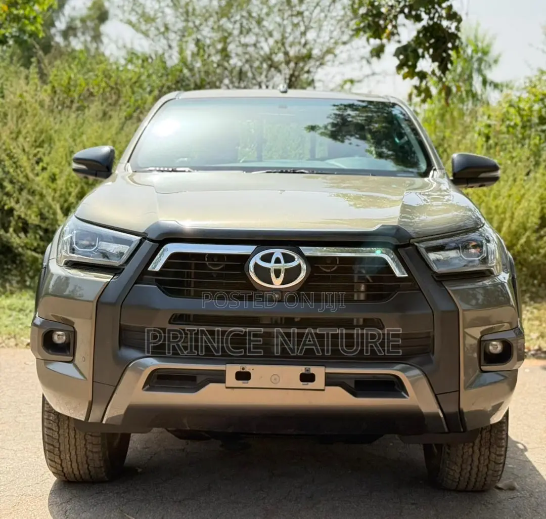 Toyota Hilux 2024 Gray