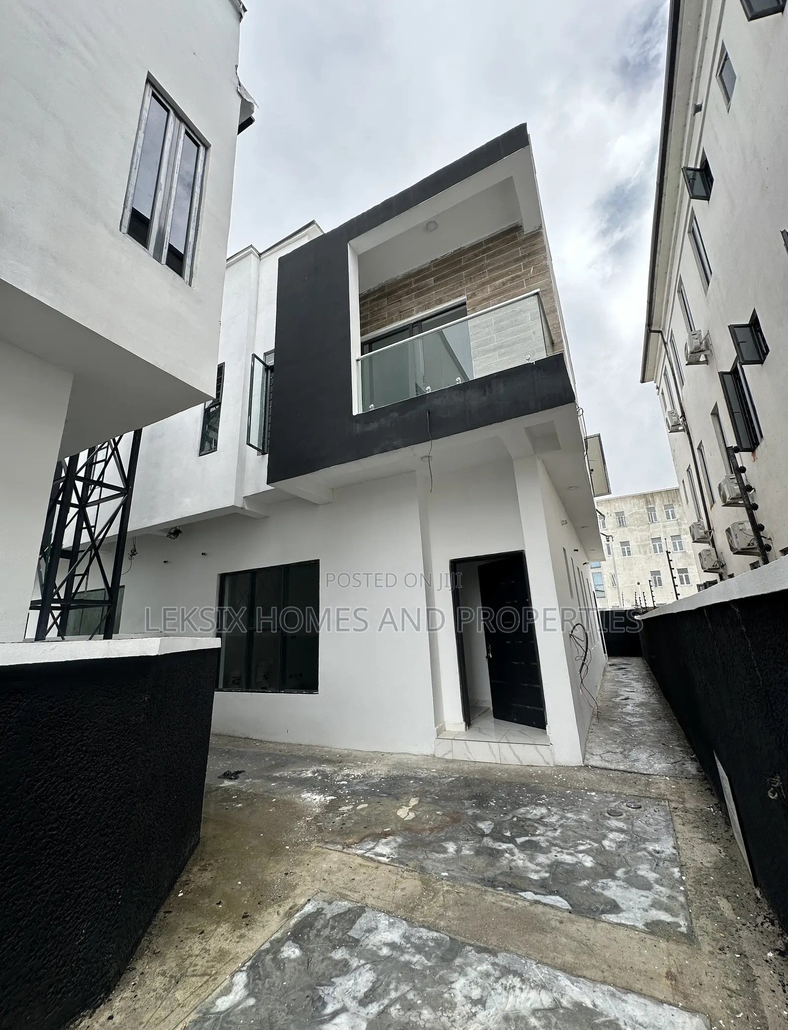 4bdrm Duplex in A Well Secured, Lekki Phase 2 for sale