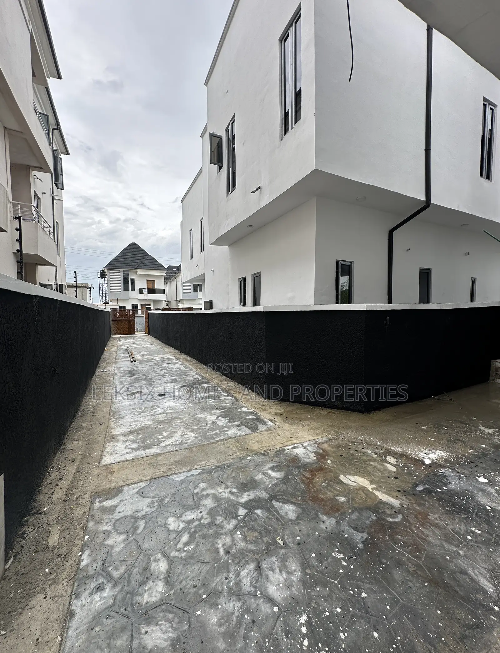 4bdrm Duplex in A Well Secured, Lekki Phase 2 for sale