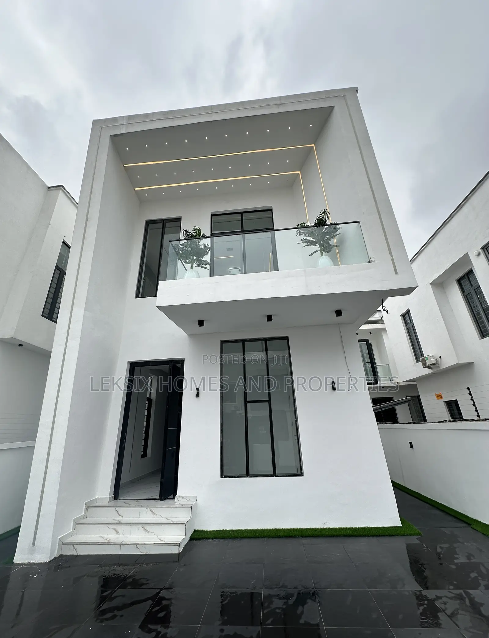 5bdrm Duplex in A Well Secured, Lekki Phase 2 for sale