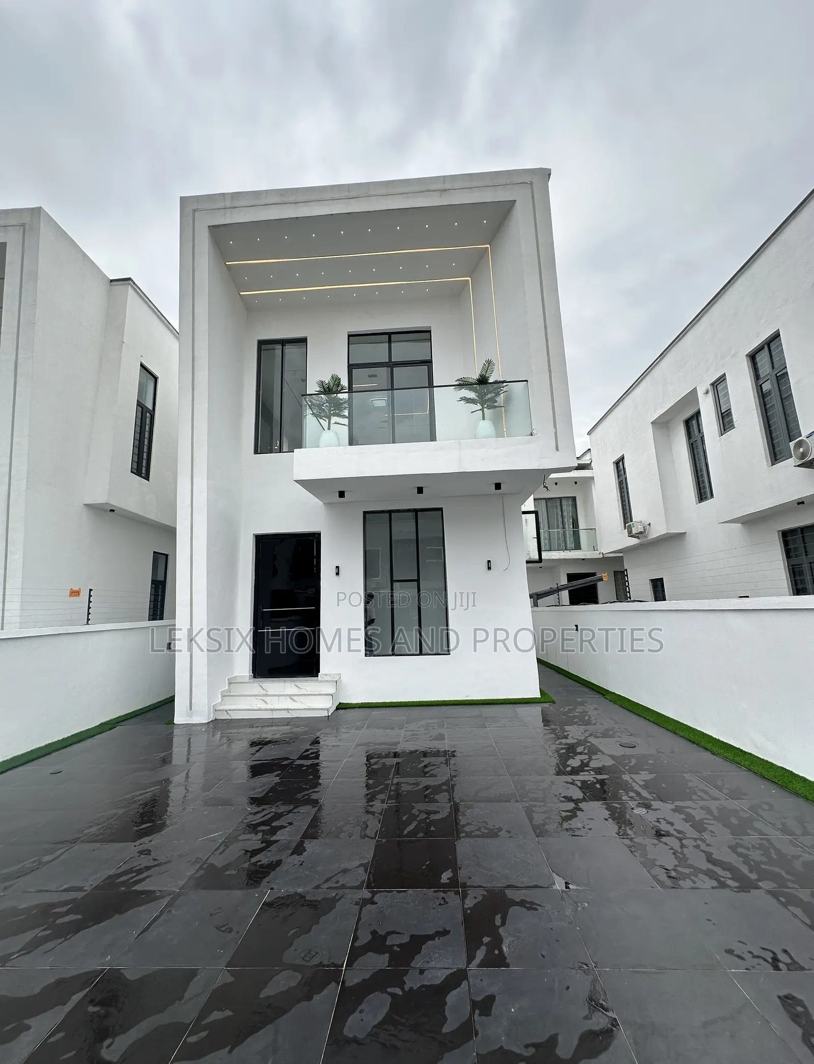 5bdrm Duplex in A Well Secured, Lekki Phase 2 for sale