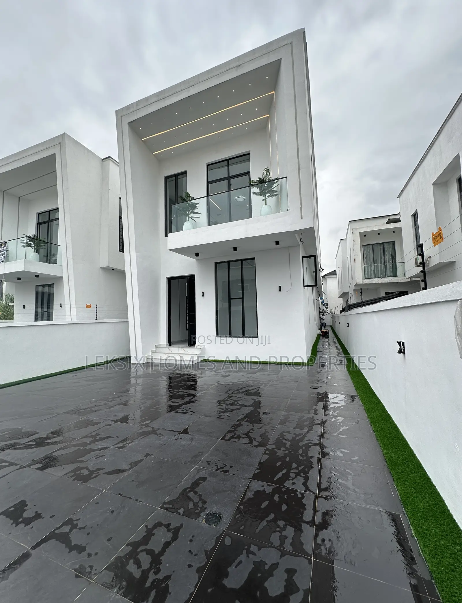 5bdrm Duplex in A Well Secured, Lekki Phase 2 for sale