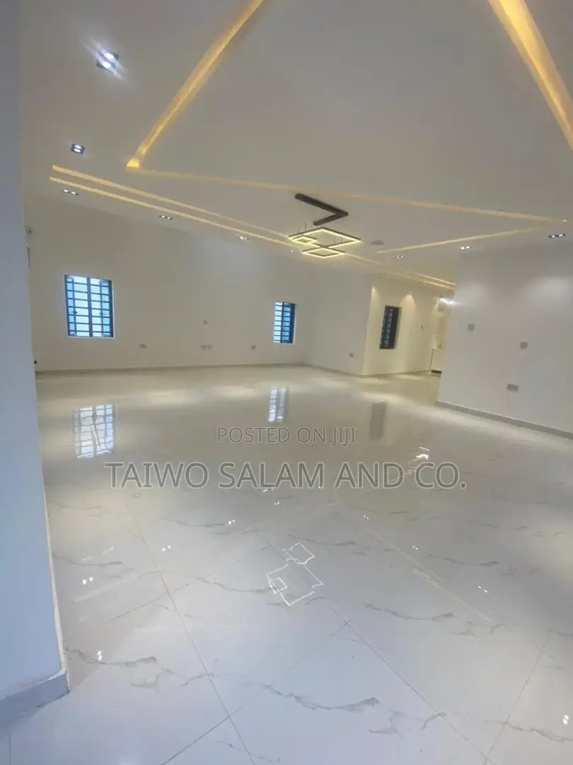 5bdrm Duplex in Oluyole Estate for sale