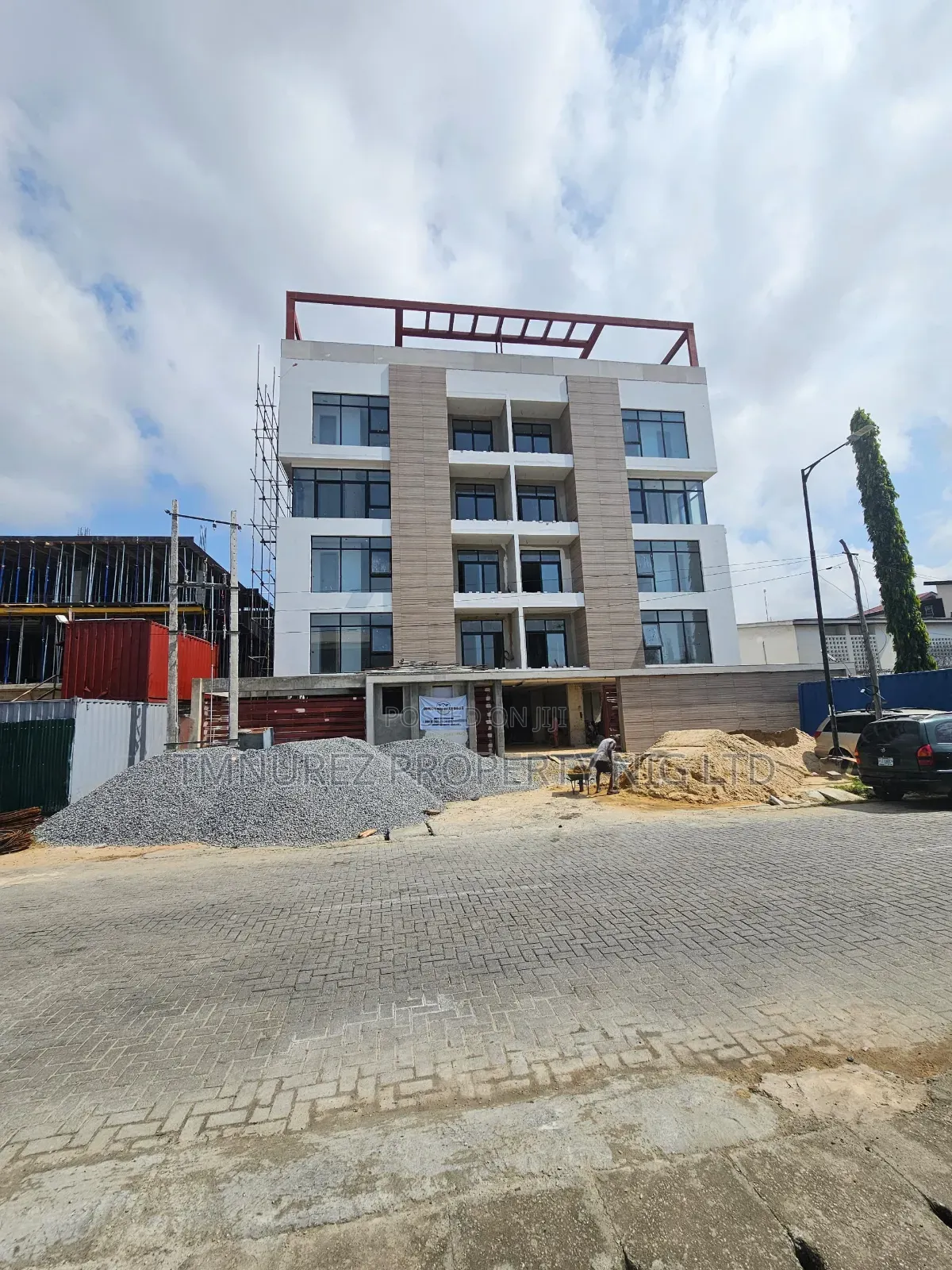 3bdrm Apartment in Lekki Phase1 for sale