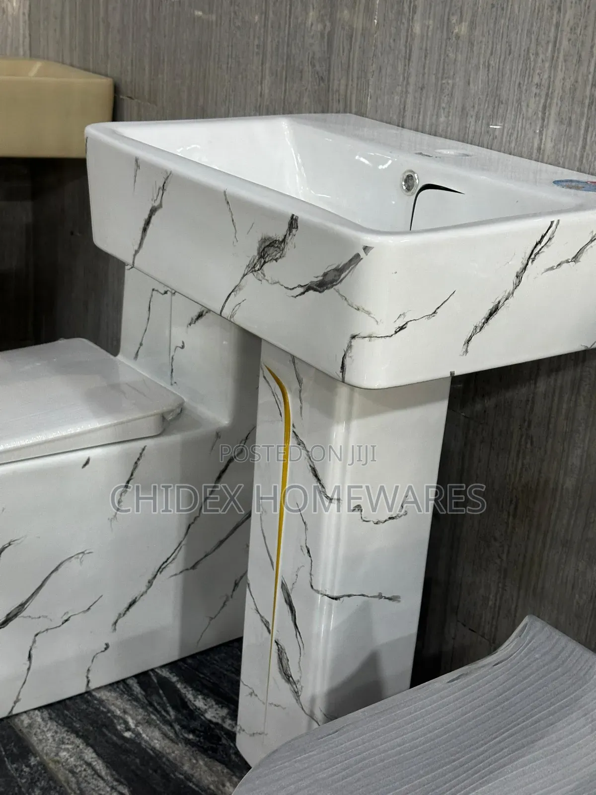 Gold Line Carrara