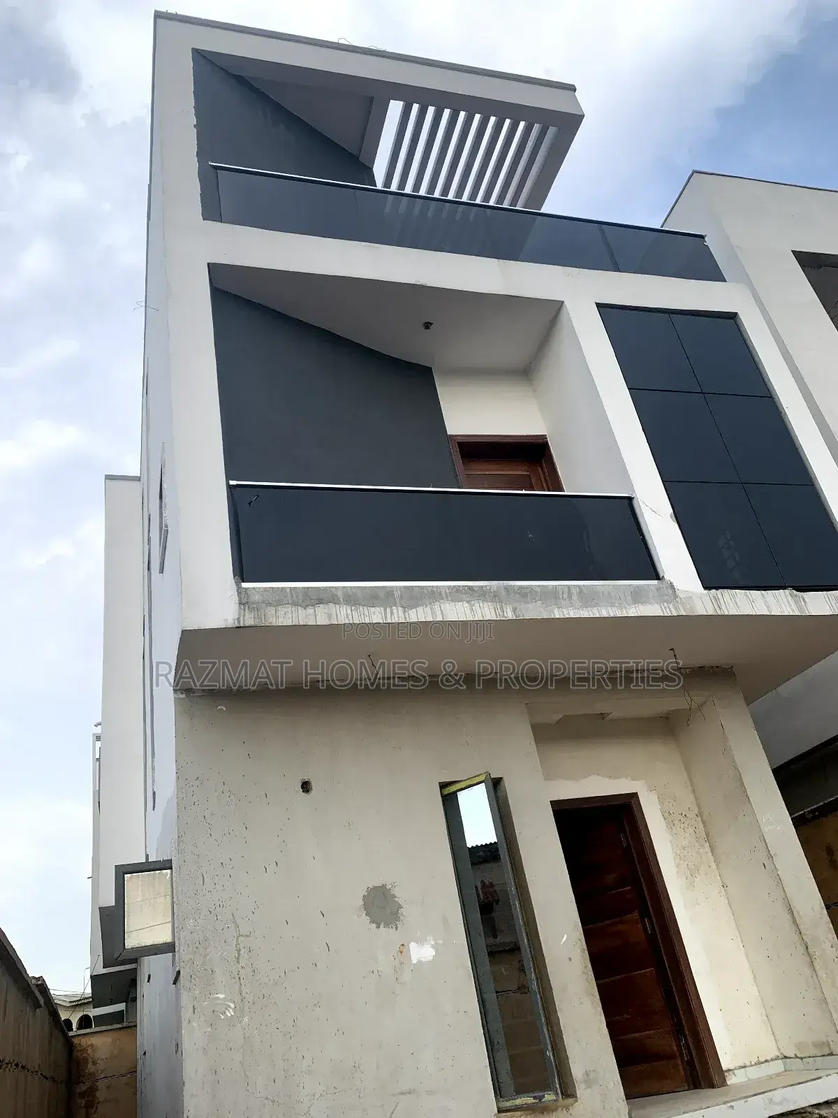 5bdrm Duplex in Medina for sale