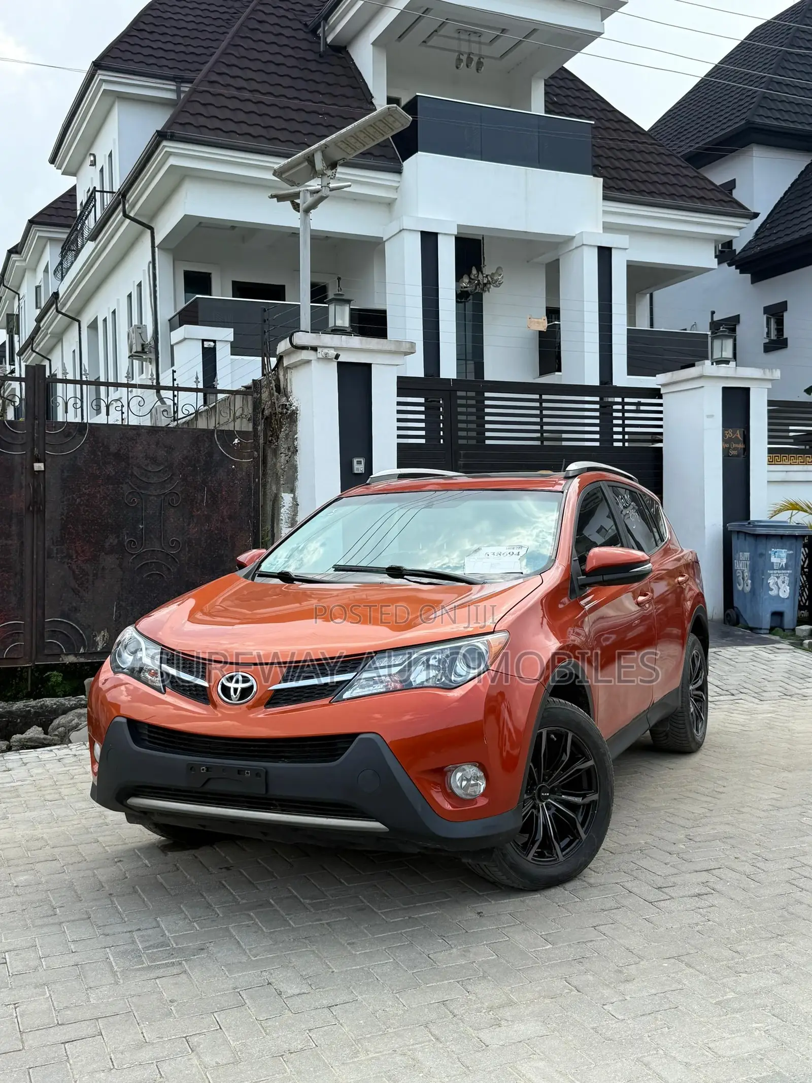 Toyota RAV4 LE AWD (2.5L 4cyl 6A) 2016 Orange