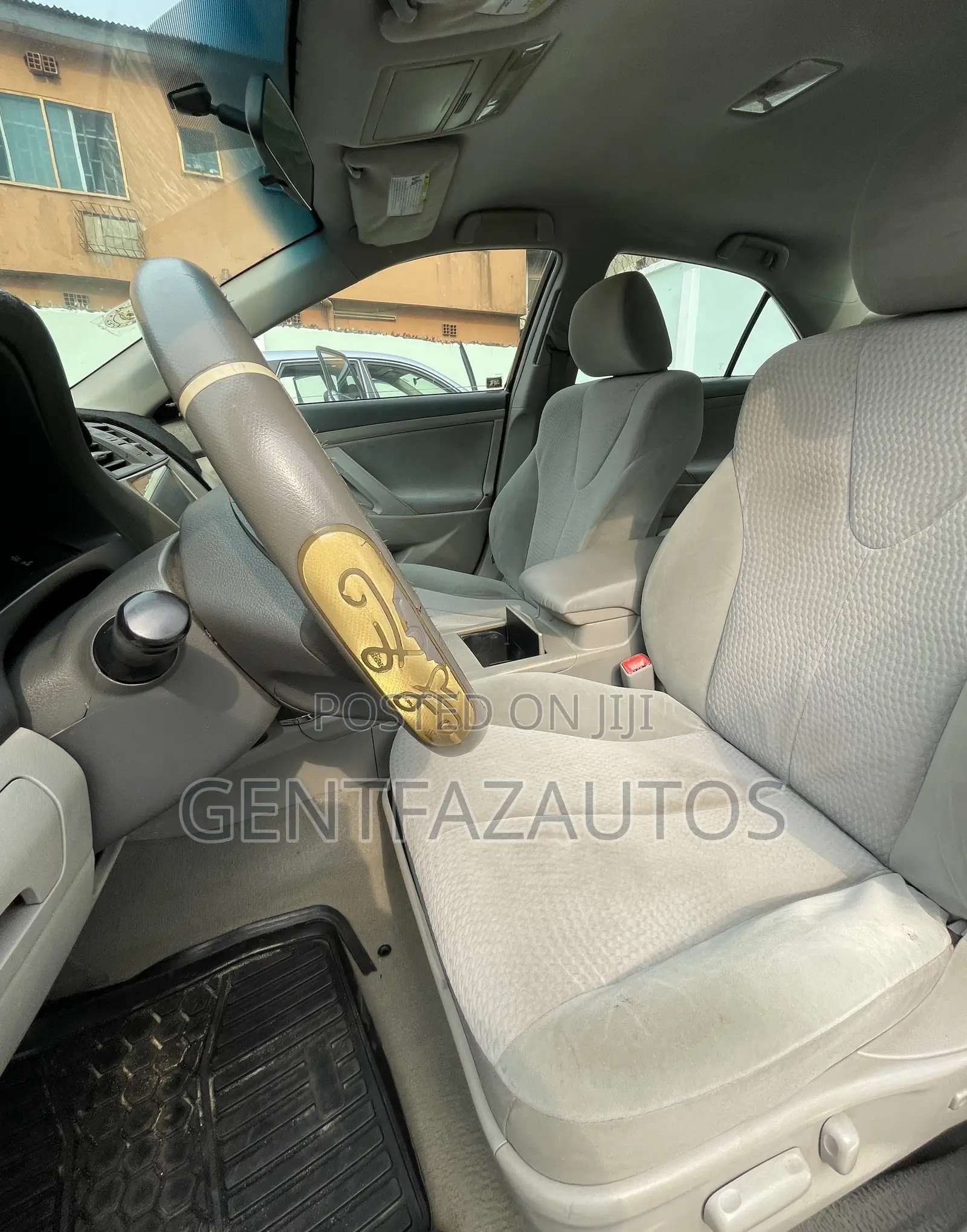 Toyota Camry LE 4dr Sedan (2.5L 4cyl 6A) 2011 Gray