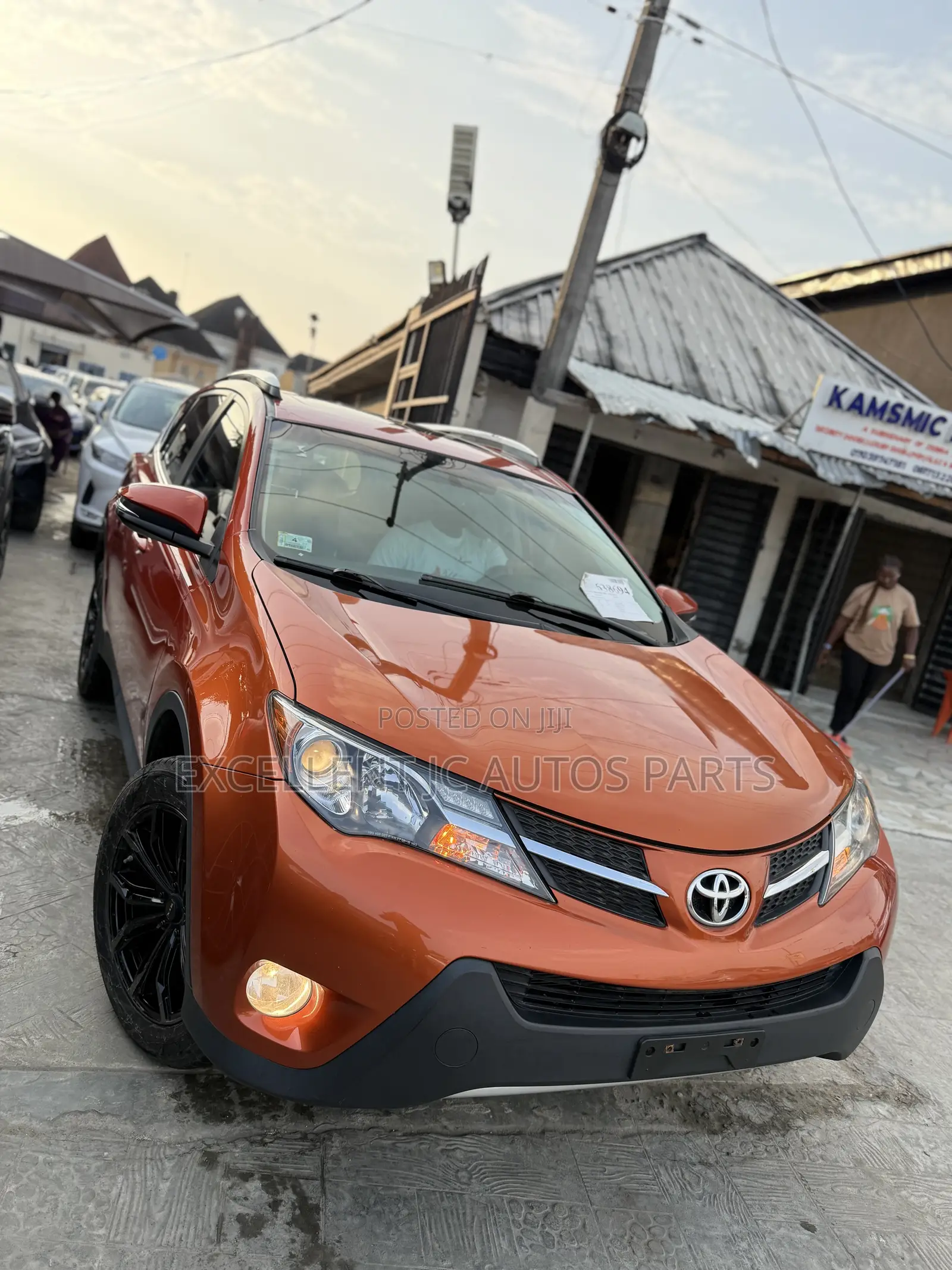 Toyota RAV4 Limited 4dr SUV (2.5L 4cyl 6A) 2015 Orange