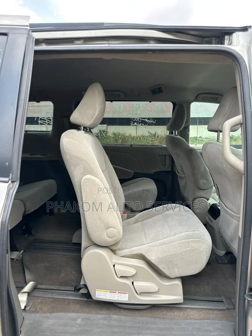 Toyota Sienna LE 7 Passenger Mobility (3.5L 6cyl 8A) 2017 Gold