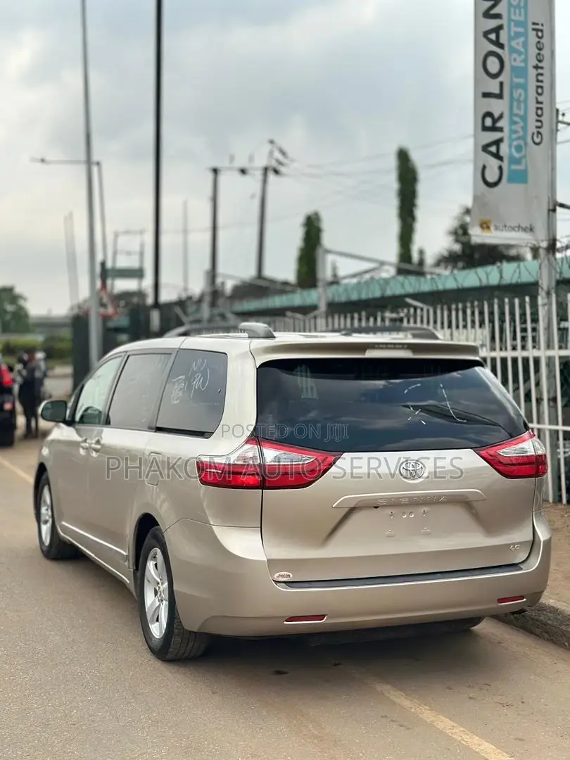 Toyota Sienna LE 7 Passenger Mobility (3.5L 6cyl 8A) 2017 Gold