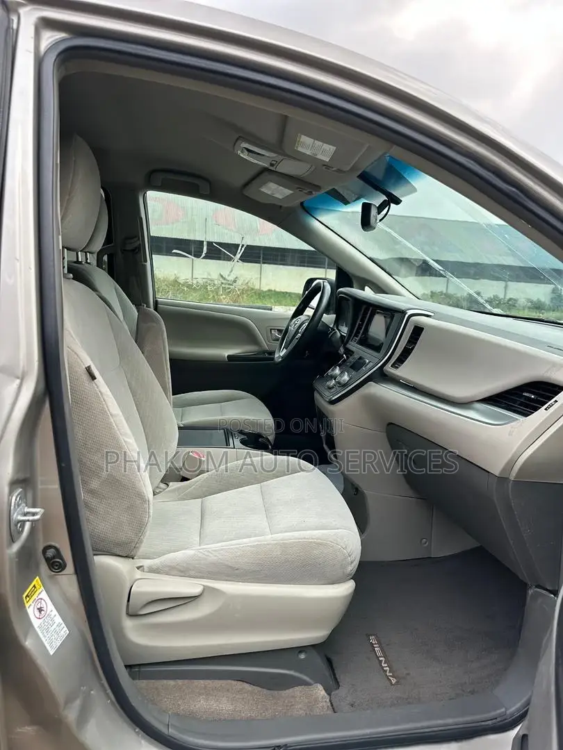 Toyota Sienna LE 7 Passenger Mobility (3.5L 6cyl 8A) 2017 Gold