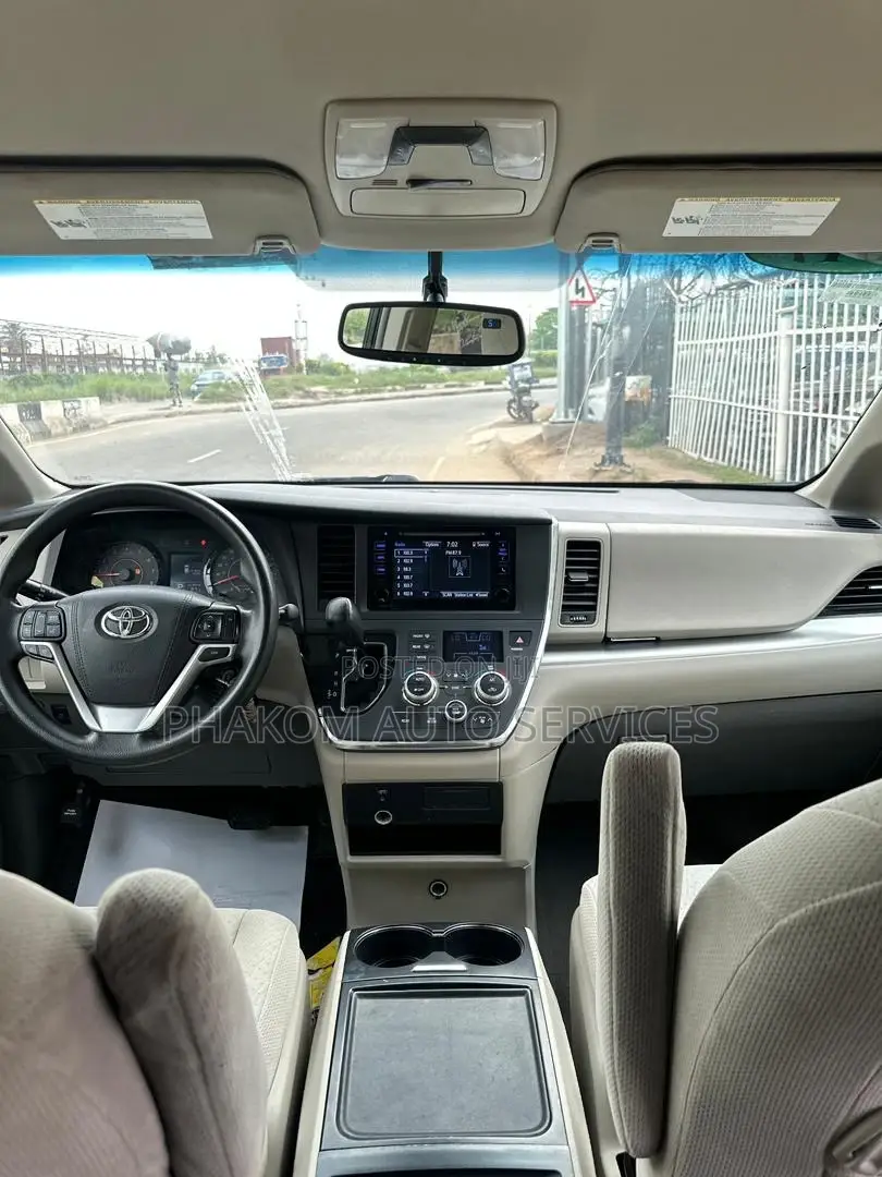 Toyota Sienna LE 7 Passenger Mobility (3.5L 6cyl 8A) 2017 Gold