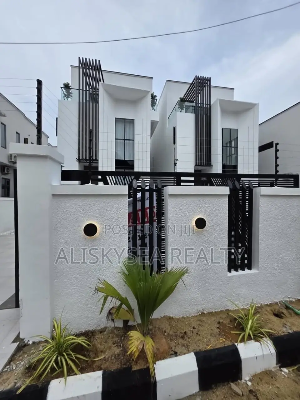 5bdrm Duplex in Lekki Phase 2 for sale
