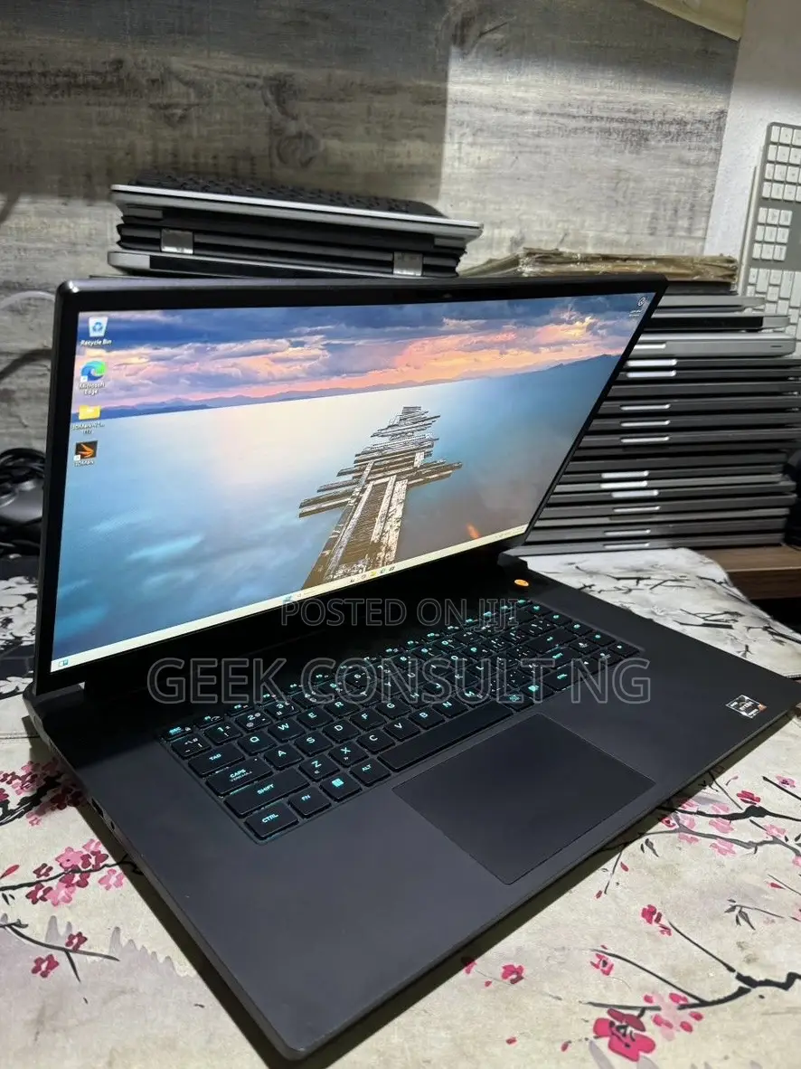 Laptop Dell Alienware m17 R5 32GB AMD Ryzen 7 SSD 1T