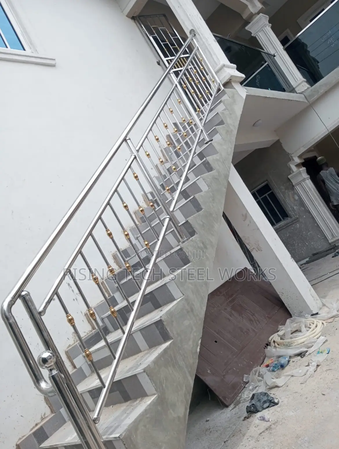 Stairs Stainless Handrail And Gold Cumbi