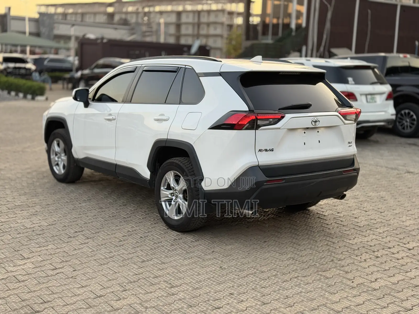 Toyota RAV4 XLE AWD 2020 White