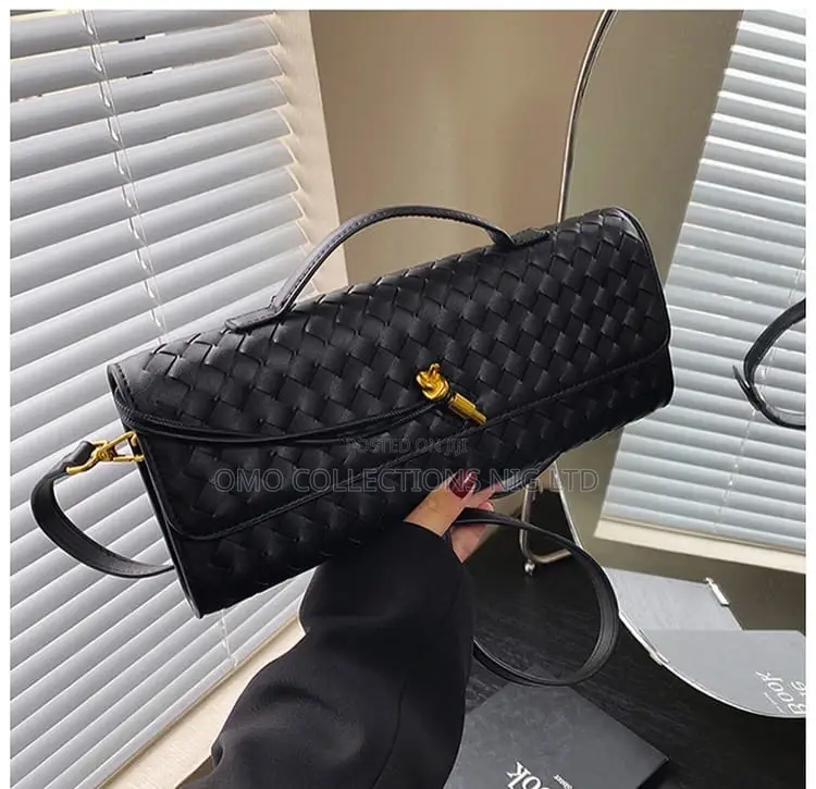 Luxury Modern Luxe Leather Ladies Shoulder Bag – Sleek Gold Hardware