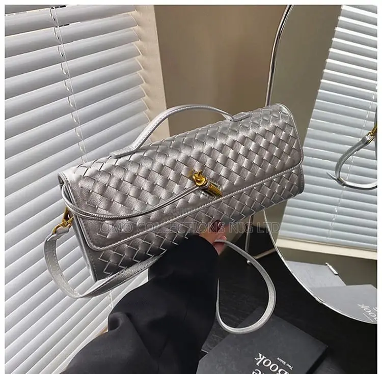 Luxury Modern Luxe Leather Ladies Shoulder Bag – Sleek Gold Hardware