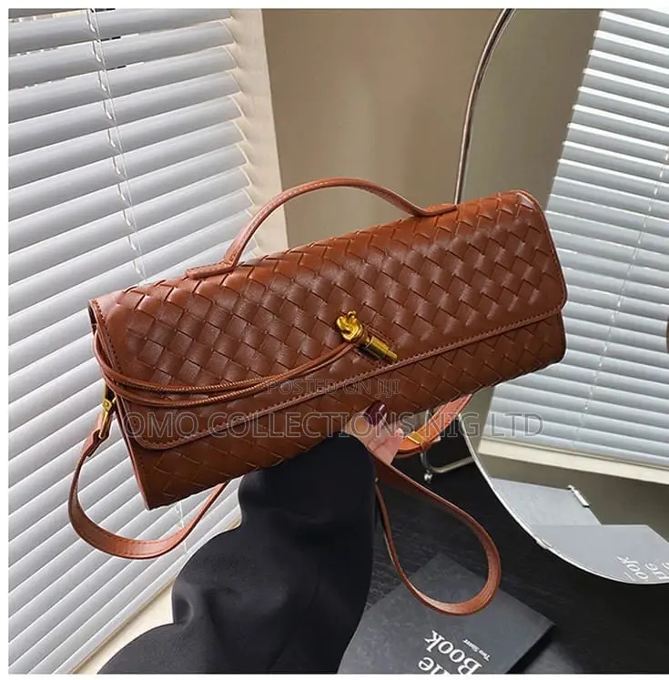Luxury Modern Luxe Leather Ladies Shoulder Bag – Sleek Gold Hardware