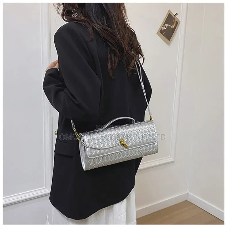 Luxury Modern Luxe Leather Ladies Shoulder Bag – Sleek Gold Hardware