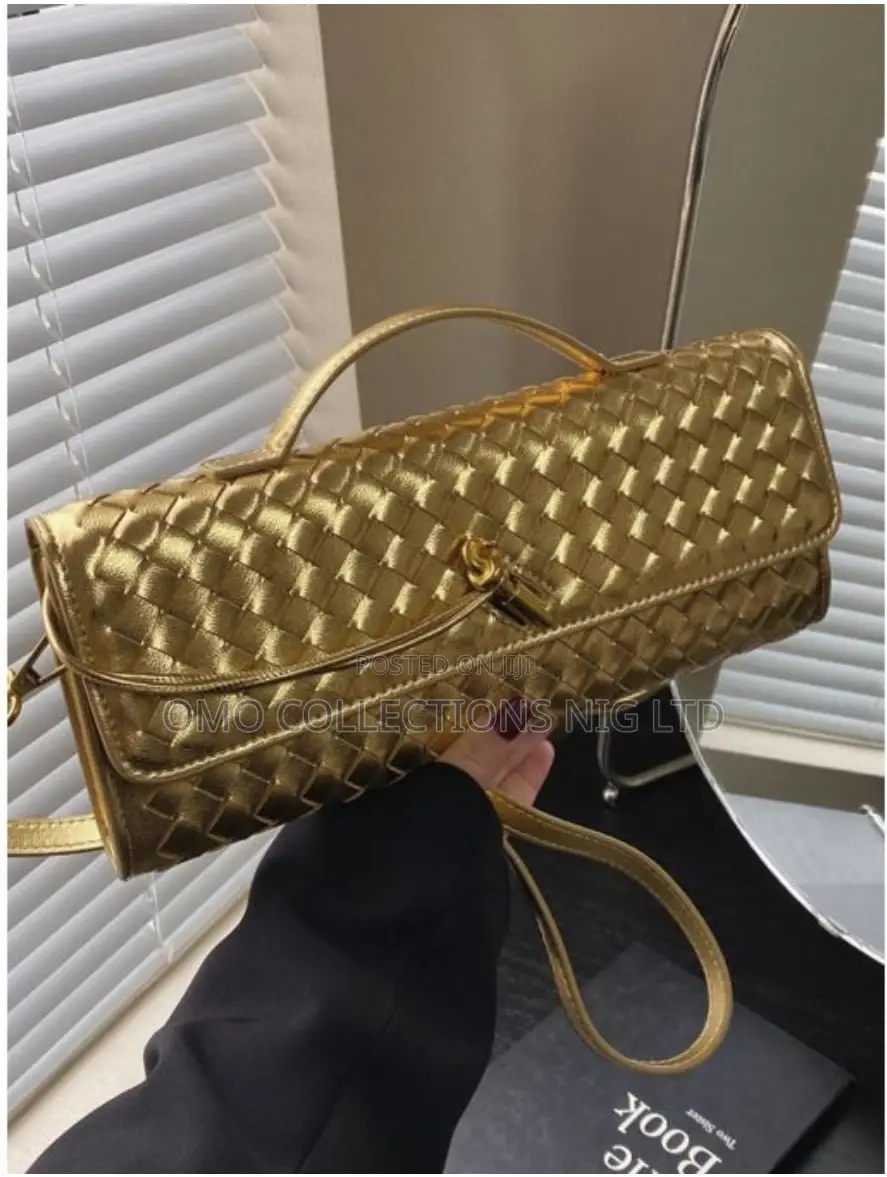 Luxury Modern Luxe Leather Ladies Shoulder Bag – Sleek Gold Hardware
