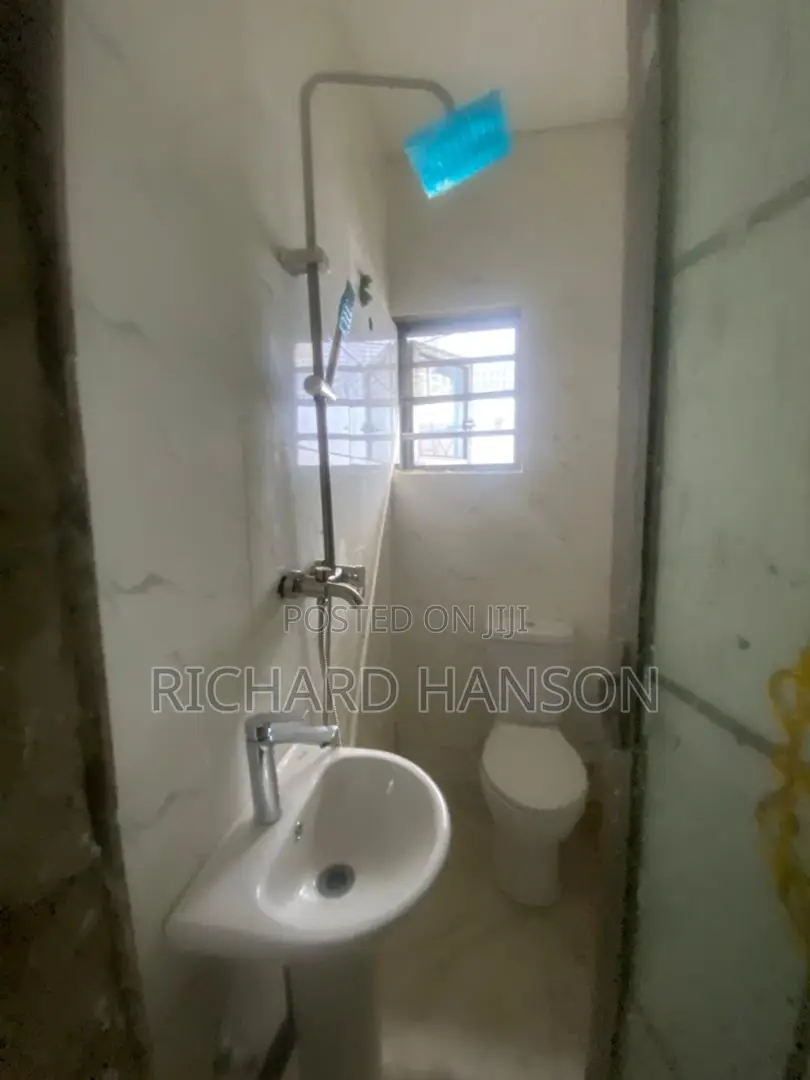 8bdrm Block of Flats in Sangotedo for sale