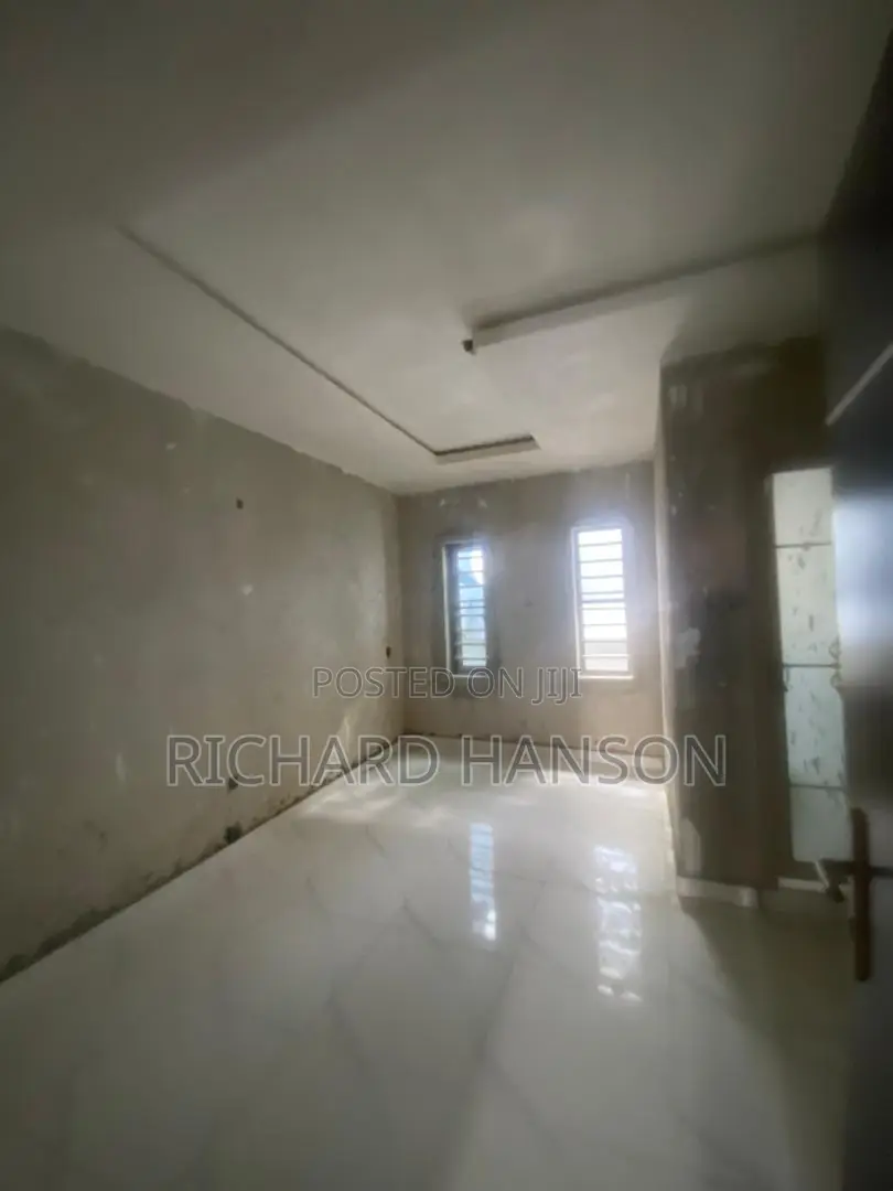 8bdrm Block of Flats in Sangotedo for sale