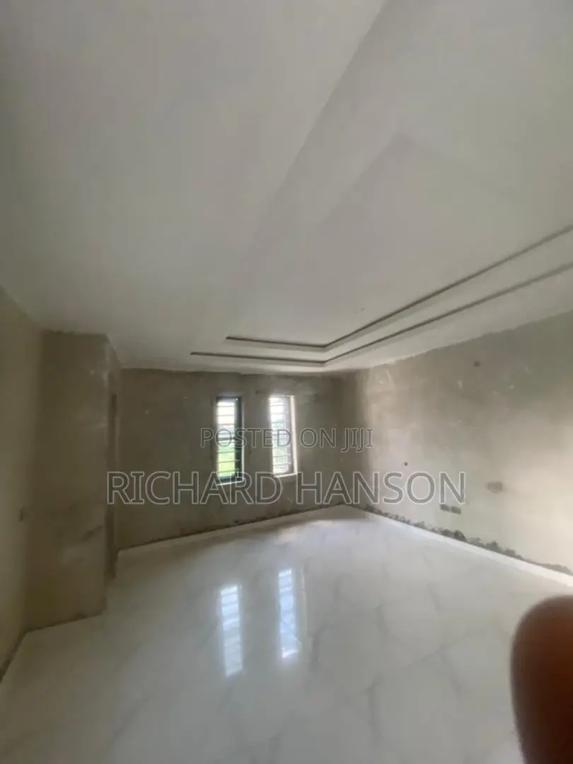 8bdrm Block of Flats in Sangotedo for sale