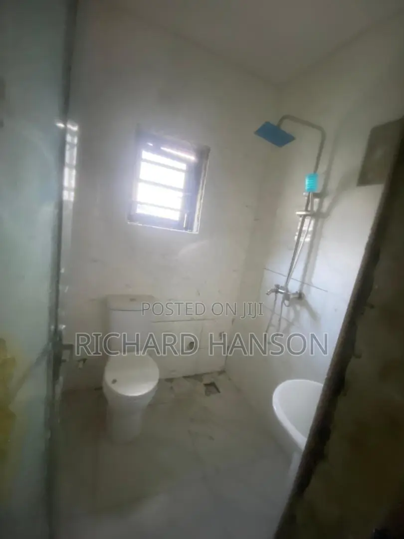 8bdrm Block of Flats in Sangotedo for sale
