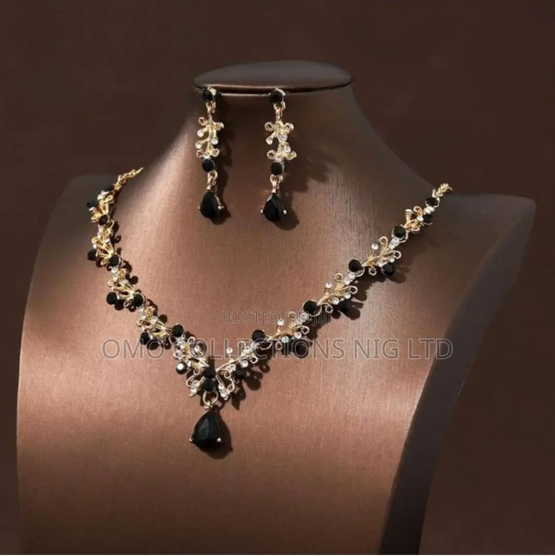 Elegant Exotic Jewelry Set – Crystal Necklace and Matching Earrings