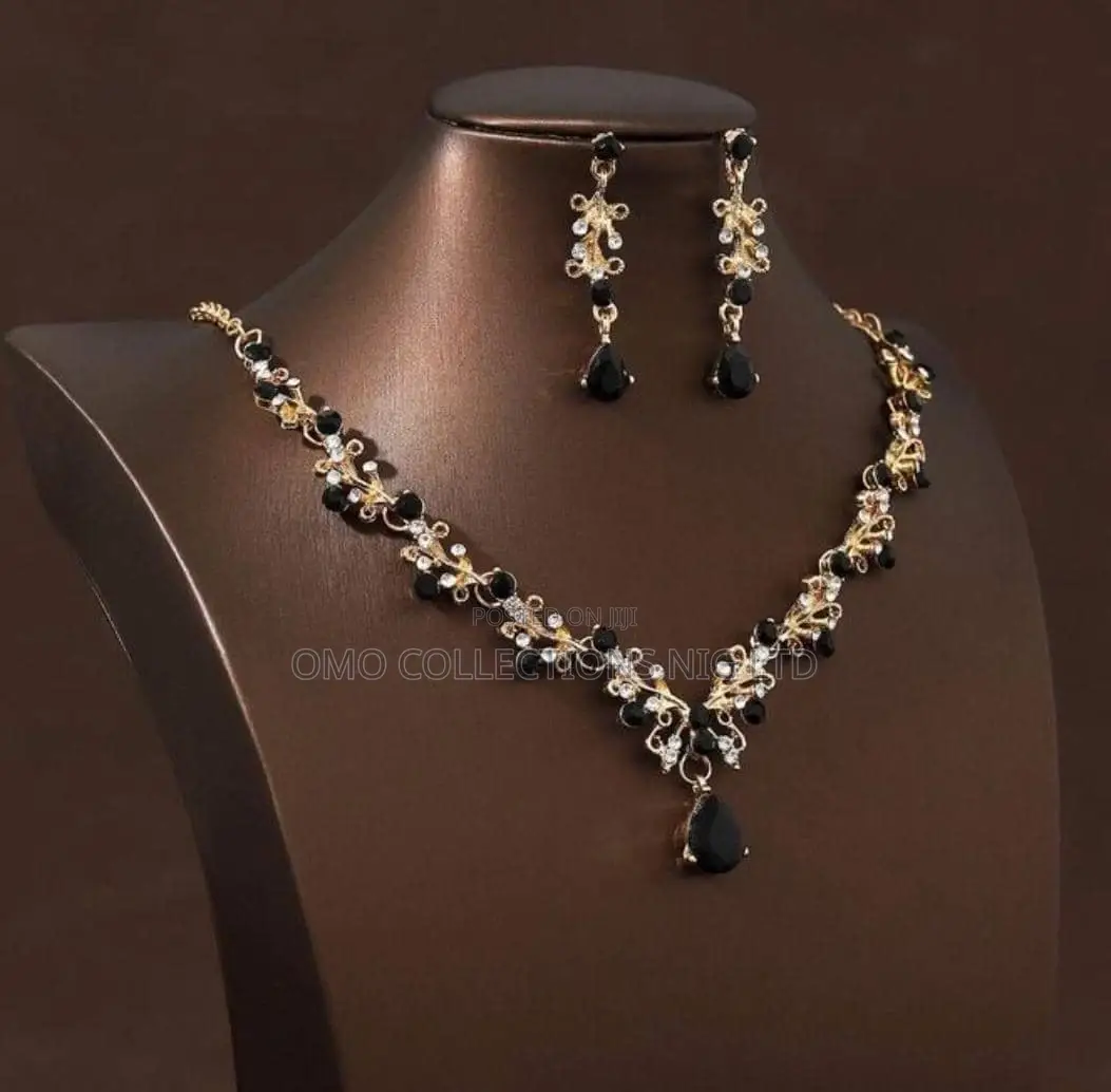 Elegant Exotic Jewelry Set – Crystal Necklace and Matching Earrings