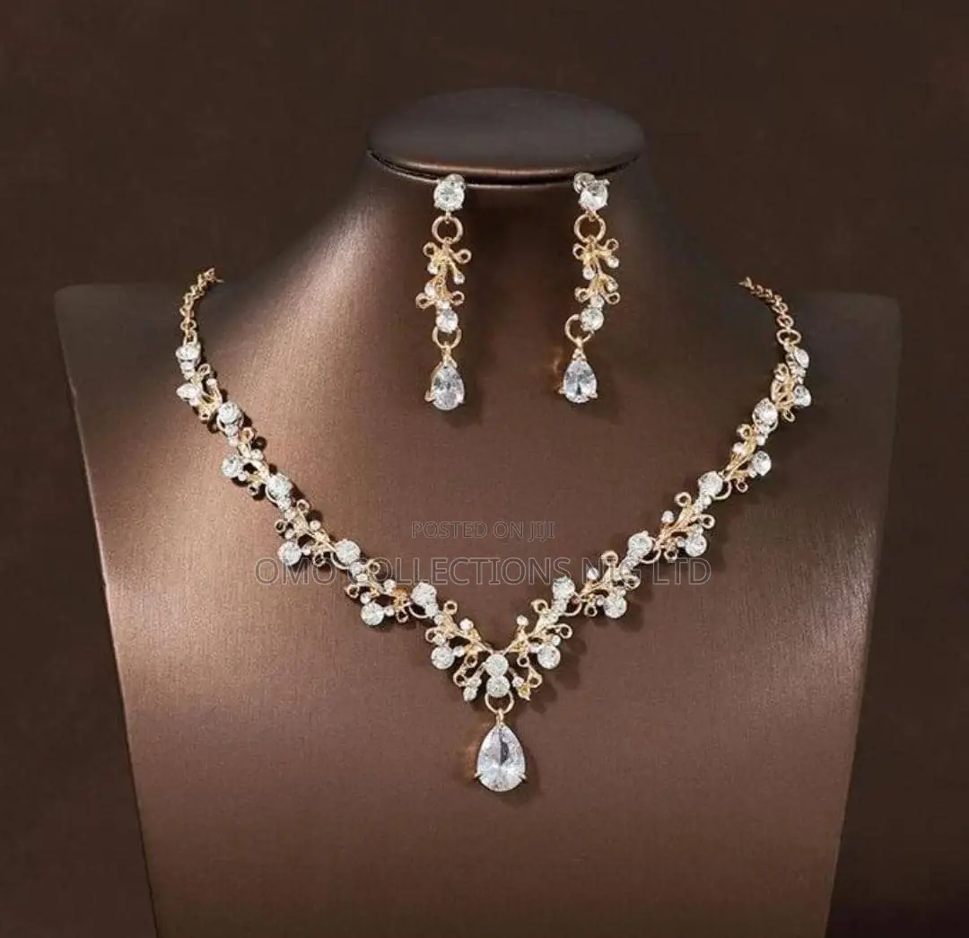 Elegant Exotic Jewelry Set – Crystal Necklace and Matching Earrings