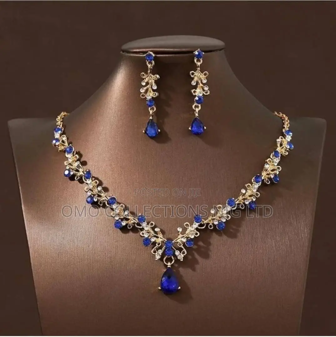 Elegant Exotic Jewelry Set – Crystal Necklace and Matching Earrings