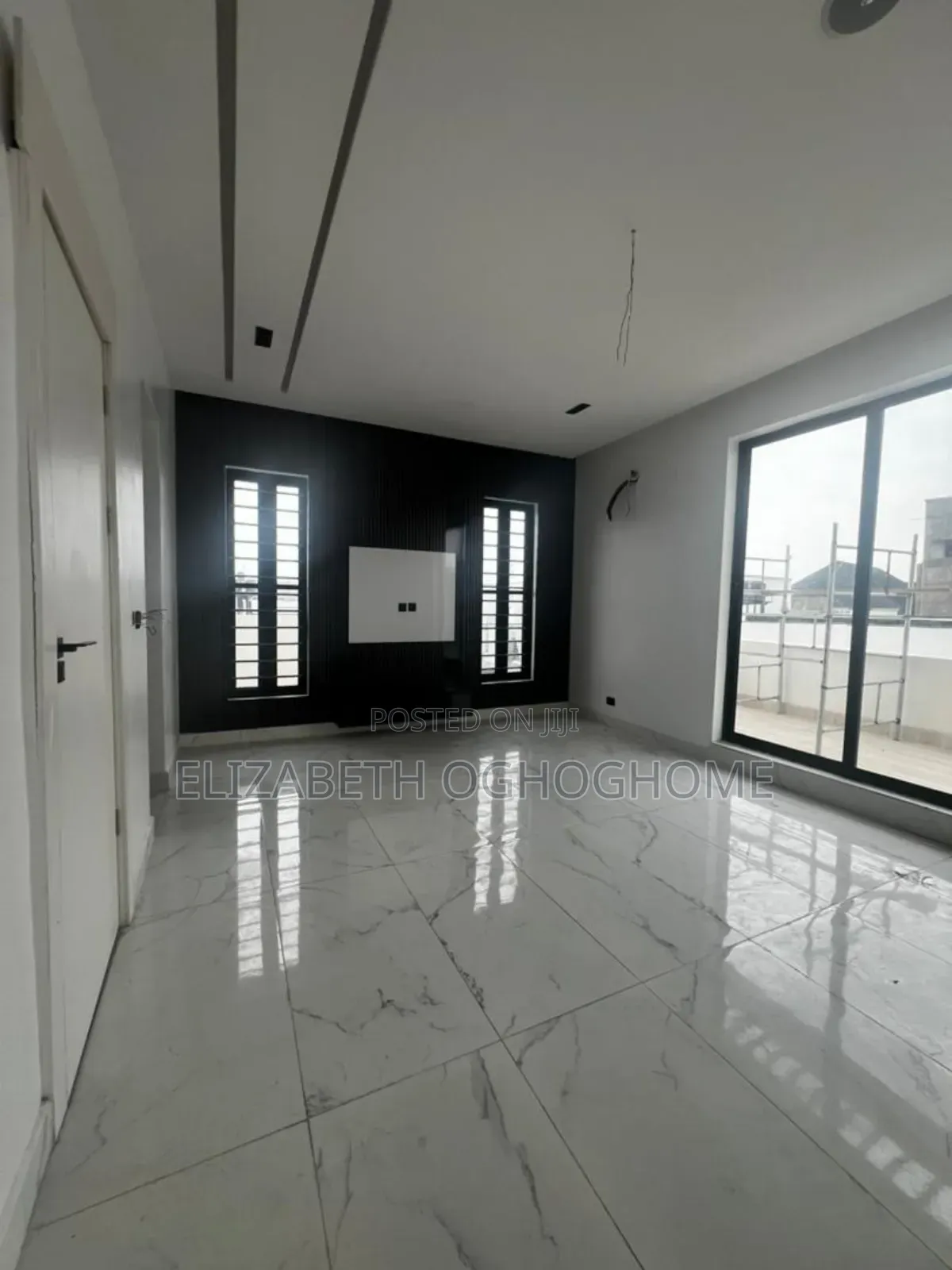5bdrm Duplex in Chevron for sale