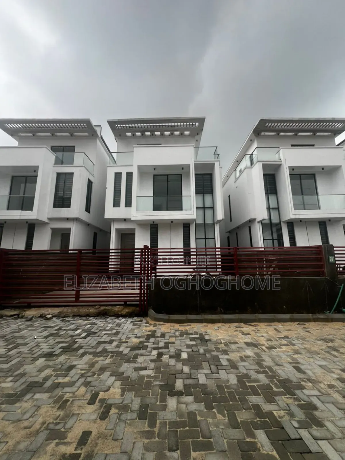 5bdrm Duplex in Chevron for sale