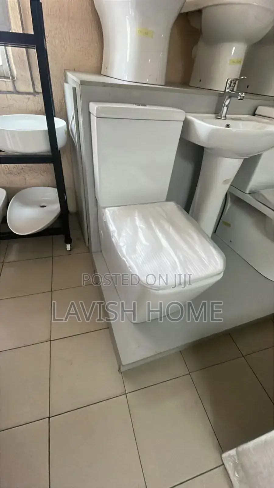 Executive Perris England Water Closet Set