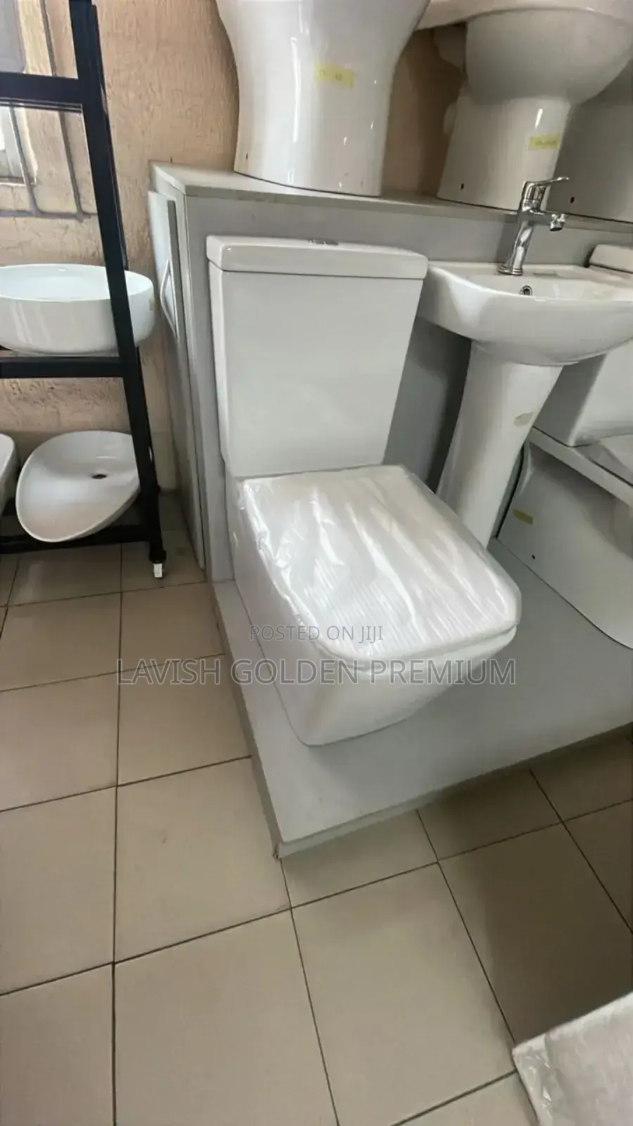 Executive Perris England Water Closet Set