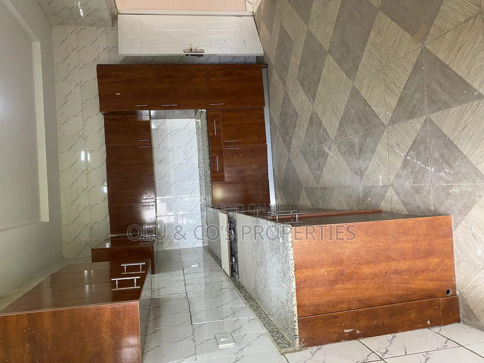 3bdrm Block of Flats in Aco Estate, Lugbe District for rent