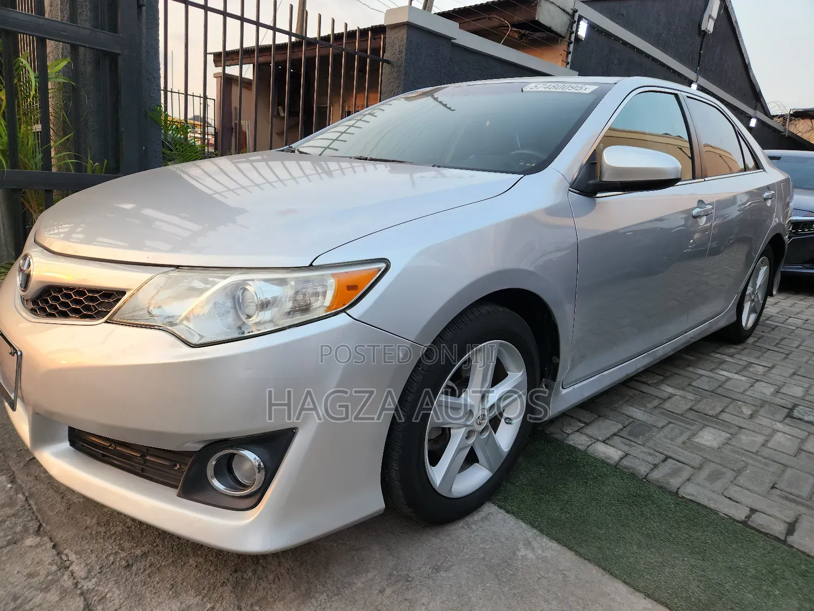Toyota Camry SE 4dr Sedan (2.5L 4cyl 6A) 2013 Silver
