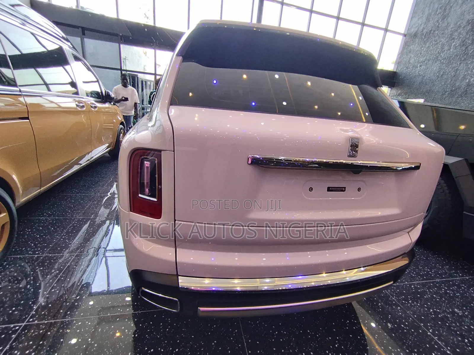 Rolls-Royce Cullinan Black Badge 2022 White