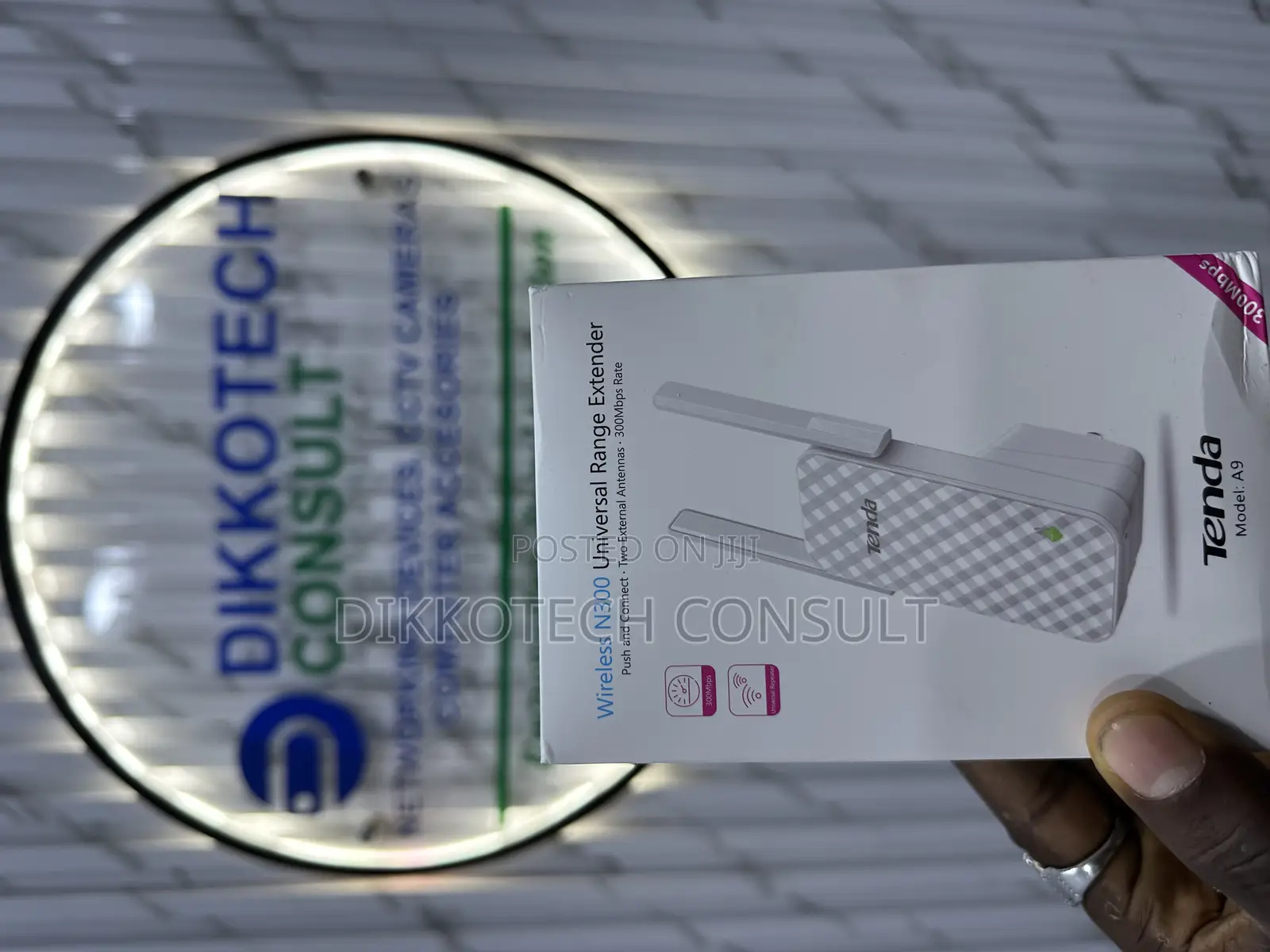 Tenda A9 Wi-Fi Range Extender (N300)