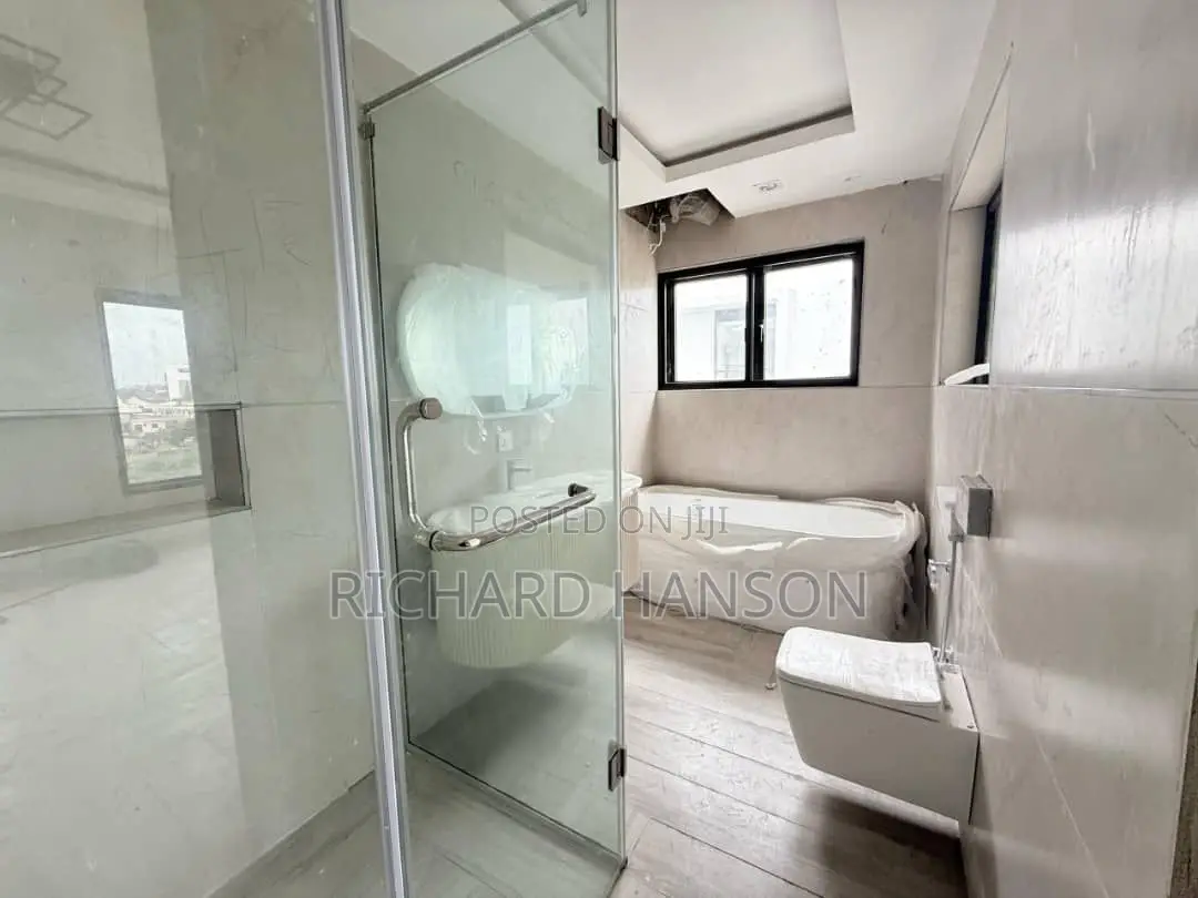 5bdrm Duplex in Banana Island for sale