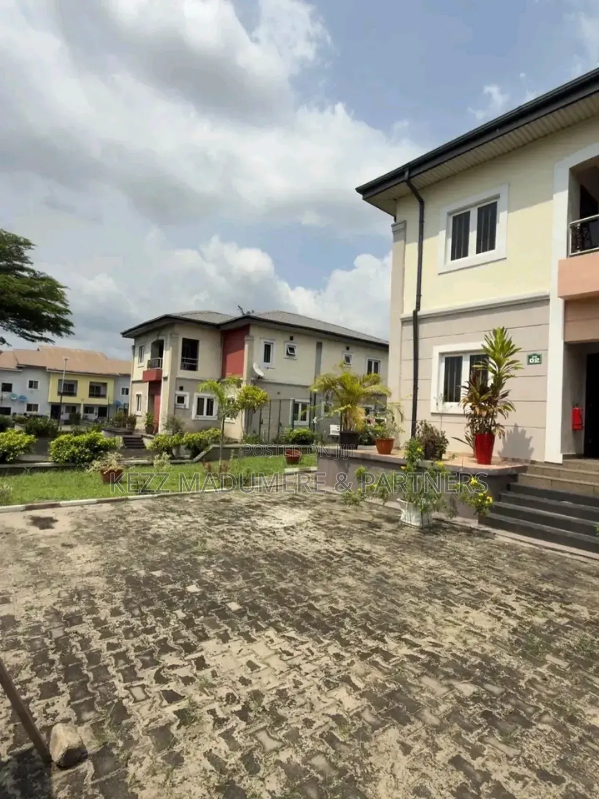 5bdrm Duplex in Rainbow Town Estate for sale