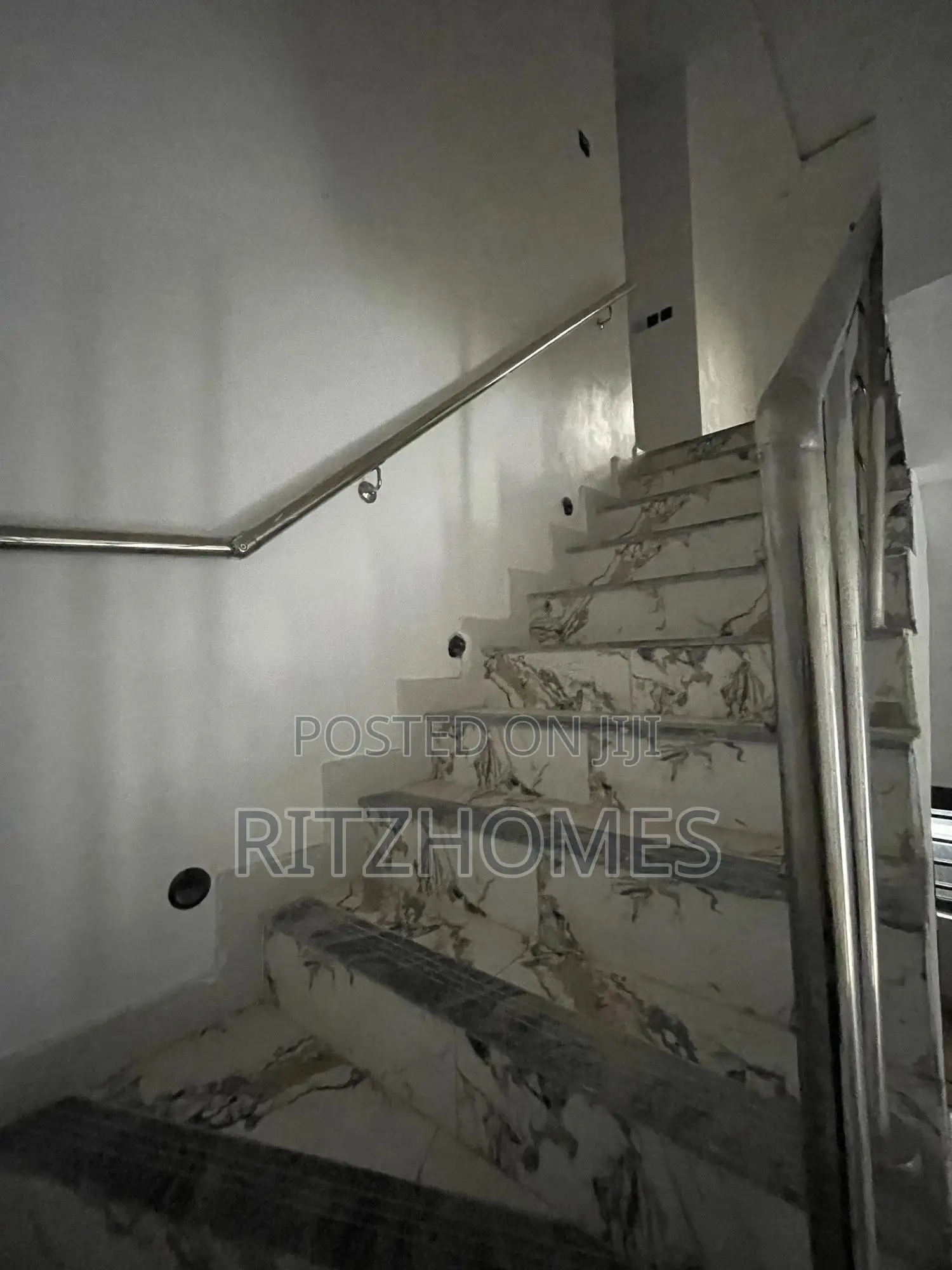 4bdrm Duplex in Agungi for sale