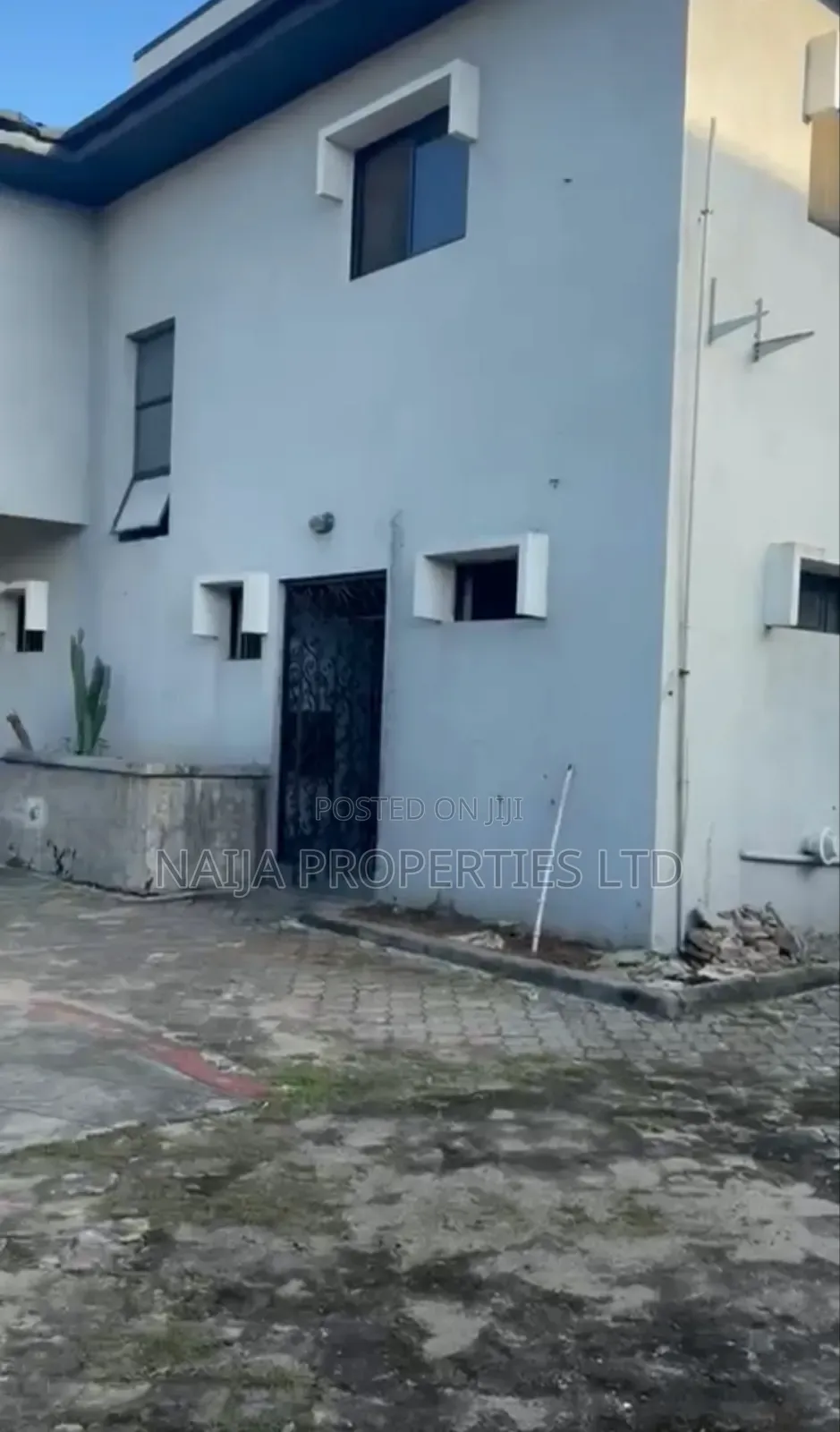 Commercial Property on 1200sqm of Land at Lekki Phase 1 for Lease