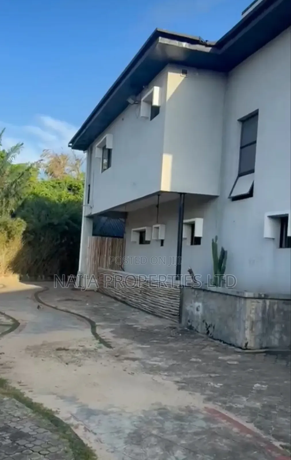 Commercial Property on 1200sqm of Land at Lekki Phase 1 for Lease